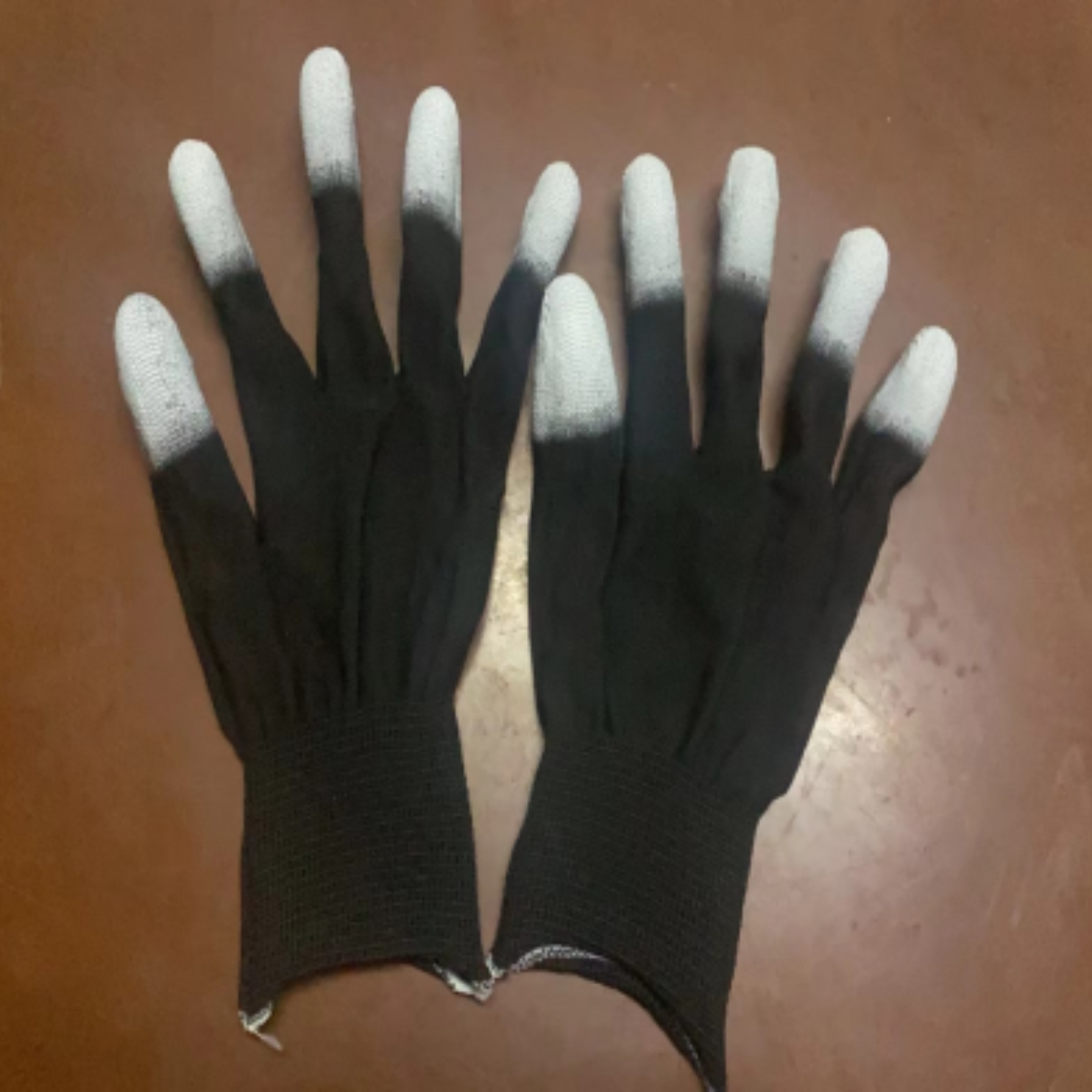 Gang tay màu đen phủ PU ngón tay